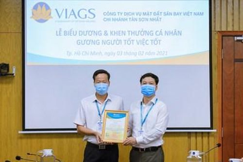 Nhân viên Vietnam Airlines trả lại gần 260 triệu đồng cho hành khách để quên trên máy bay