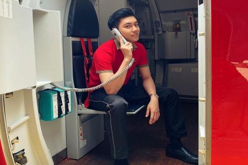 Hé lộ danh tính 'soái ca hàng không' mới nổi trăm người follow