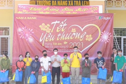 Mang Tết ấm cho bà con vùng lũ tại Trà Leng và Rào Trăng