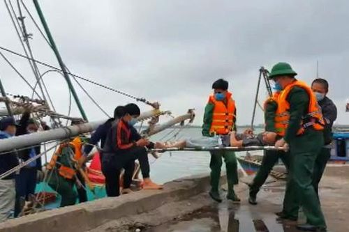 Kịp thời ứng cứu 8 thuyền viên tàu đánh cá bốc cháy trên biển