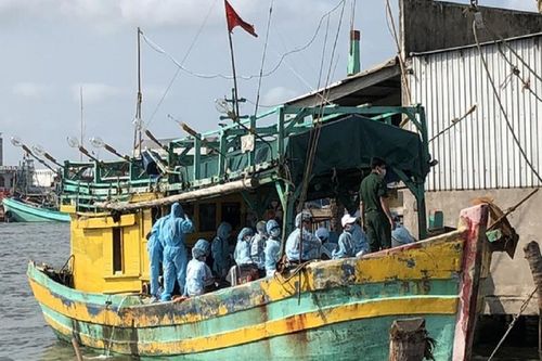 Cà Mau: Bắt tàu cá chở 34 người nhập cảnh trái phép từ Malaysia