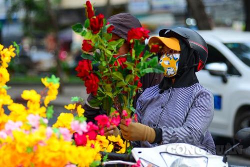 TPHCM: Phố bán đồ trang trí Tết rực rỡ màu sắc
