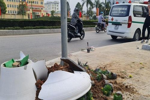 Tin giao thông đến sáng 4/2: Tông vào chậu hoa ven đường, người đàn ông tử vong