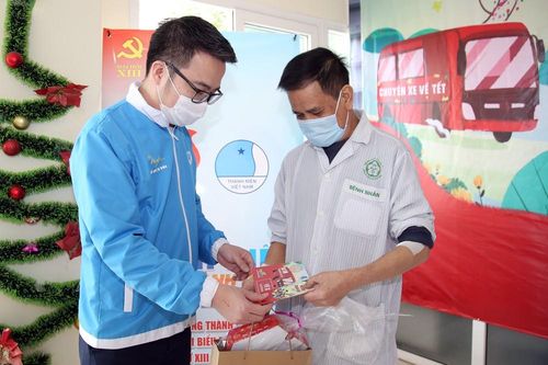Hàng trăm suất quà, vé xe Tết tặng bệnh nhân, người lao động miền Trung