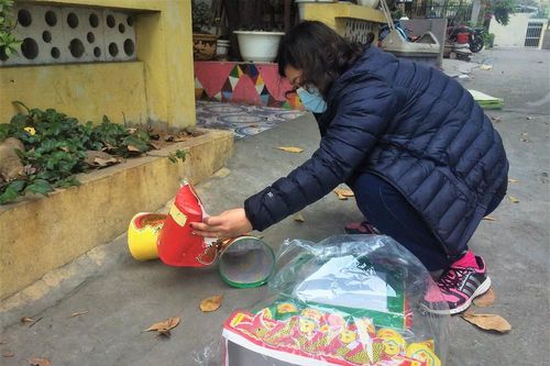 Hạ Long: Cá chép tăng giá, dân dùng cá giấy tiễn ông Táo về trời