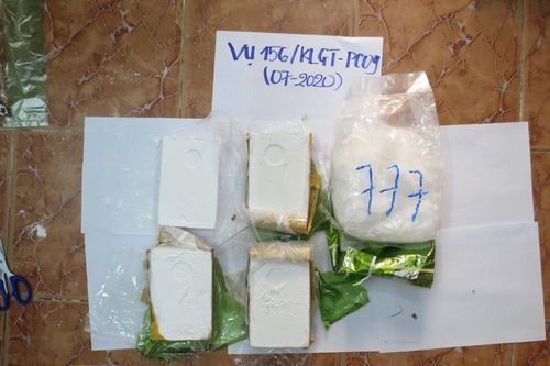 'Xách tay' 6 bánh heroin về Việt Nam, 2 đối tượng bị truy tố