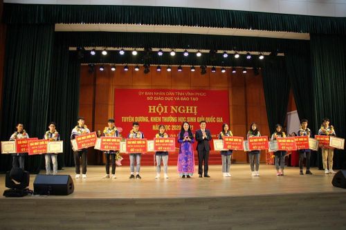 Vĩnh Phúc thưởng hơn 3,7 tỷ đồng cho giáo viên, học sinh giỏi đoạt giải quốc gia