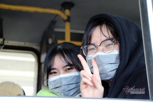 Sinh viên khuyên nhau 'từ từ hãy về', sẵn sàng ăn Tết ở Hà Nội