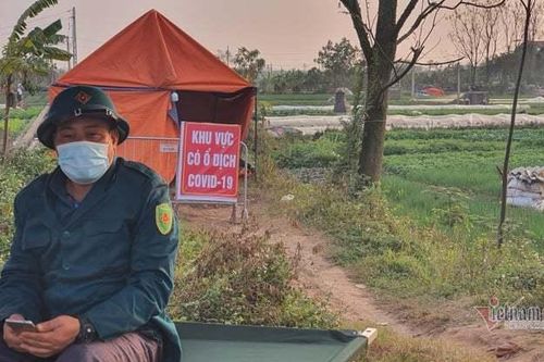 Mê Linh lập chốt ven cánh đồng, hàng hóa khử khuẩn trước khi ra khỏi làng