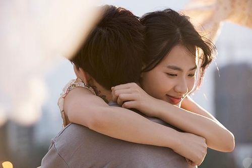 Chi Dân tặng quà cho cặp đôi nhân ngày lễ Tình nhân