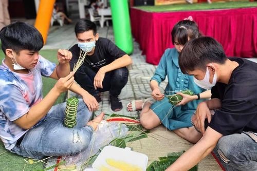 Sinh viên ở lại trường ĐH ăn Tết được lì xì 1 triệu đồng