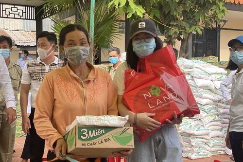 Nova Group 'mang Tết' đến người nghèo Đồng Tháp