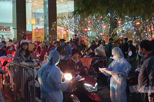 Hà Nội phong tỏa chung cư 88 Láng Hạ, hàng trăm người chờ khai báo y tế