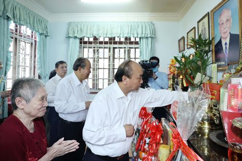 Thủ tướng dâng hương tưởng nhớ các nguyên lãnh đạo đã từ trần