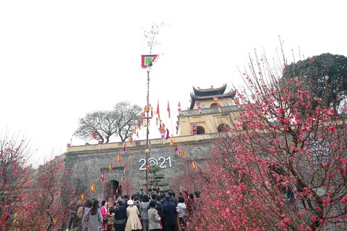 Hoàng Thành Thăng Long thả cá chép, dựng cây nêu đón Xuân