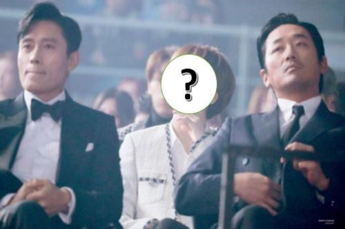 Bức ảnh lột tả rõ nét sự khác biệt giữa idol và diễn viên: 1 idol nam 'phát sáng' giữa 2 tài tử Lee Byung Hun - Ha Jung Woo