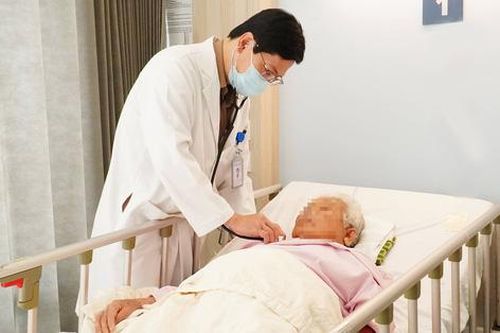 Đại phẫu cứu sống cụ bà 85 tuổi nhiễm trùng nang gan, sỏi túi mật
