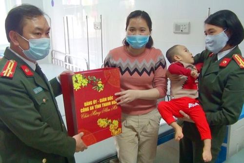 Lãnh đạo Công an tỉnh thăm, động viên các cháu có hoàn cảnh đặc biệt, bị bệnh tật bẩm sinh