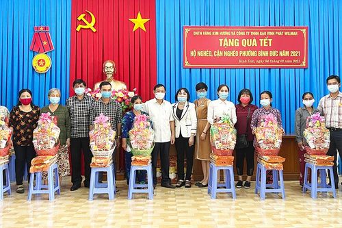An Giang: Trao 100 phần quà cho hộ nghèo, cận nghèo phường Bình Đức