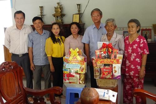 Huyện ủy Tri Tôn chúc Tết Anh hùng Lê Thành Cư