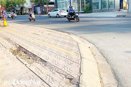 Vỉa hè sụt lún trên đường Đặng Văn Trơn