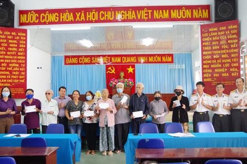 Học viện Hải quân thăm, tặng quà Tết các gia đình chính sách