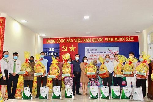 Tặng quà Tết cho các gia đình chính sách xã Suối Cát