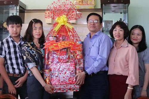 Ông Trần Mạnh Dũng thăm, chúc Tết gia đình cán bộ, chiến sĩ công tác tại Trường Sa