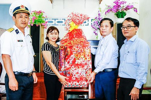 Lãnh đạo tỉnh thăm, chúc Tết gia đình cán bộ, chiến sĩ Trường Sa