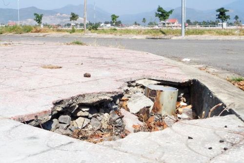 Hố trên vỉa hè
