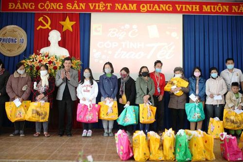 Big C Đà Lạt trao quà tết cho gia đình khó khăn và học sinh nghèo
