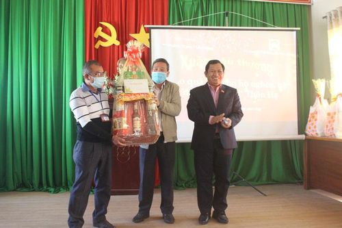 Trao quà tết cho hộ nghèo, cận nghèo xã N'thol Hạ