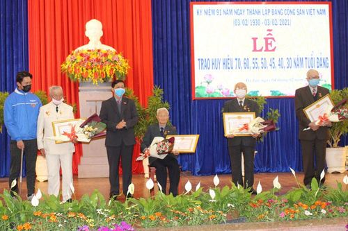 Thành ủy Đà Lạt trao huy hiệu Đảng dịp 3/2