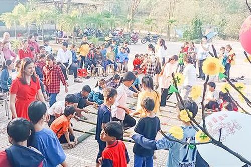 Tết sớm của học sinh nghèo vùng cao