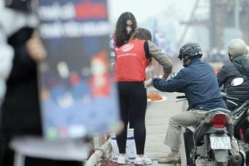 Nhóm bạn trẻ tình nguyện giúp người dân Hà Nội thả cá chép