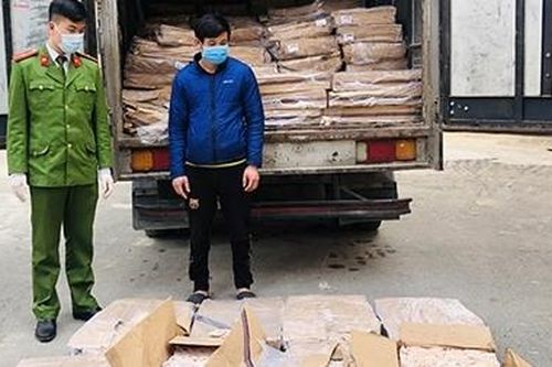 1.530kg chân gà Trung Quốc bốc mùi hôi thối nhập lậu vào Việt Nam