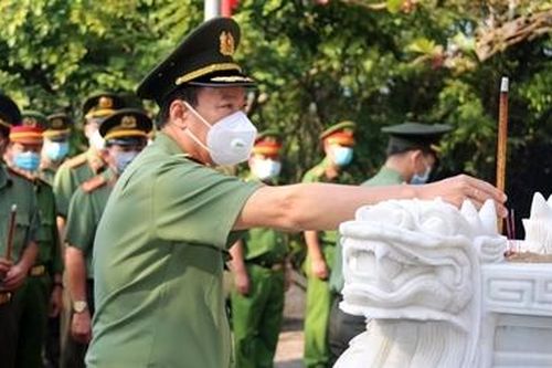 Thứ trưởng Lê Tấn Tới dâng hương tri ân các Anh hùng liệt sĩ