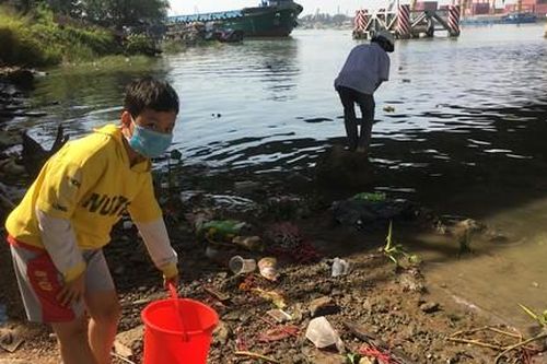 Loạt ảnh người dân thả cá chép tiễn Táo Quân