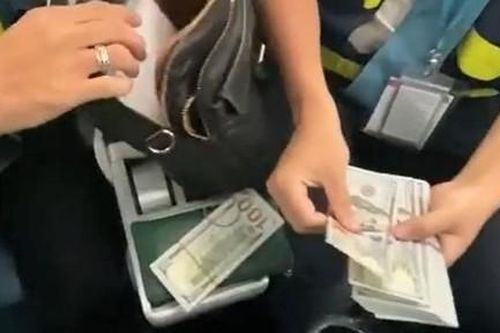 Nhân viên hàng không trả lại gần 260 triệu đồng cho hành khách bỏ quên