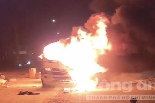 Ô tô phát hỏa, hàng trăm kg bưởi bán Tết cháy rụi