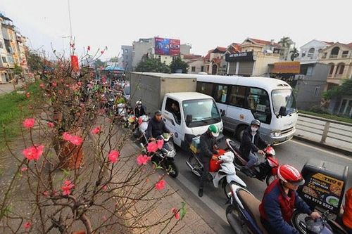 Chủ tịch Hà Nội đề nghị người dân hạn chế đi lại dịp Tết, hàng quán giãn cách 2m