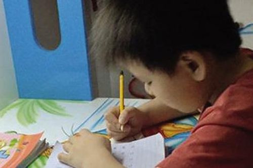 Nghỉ Tết dài ngày vì COVID-19, có nên ép con học?