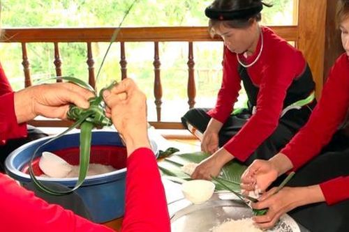 Độc đáo lễ 'dán giấy đỏ' của người Cao Lan