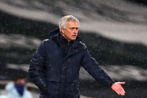 Tottenham lún sâu vào khủng khoảng, Mourinho cán cột mốc buồn