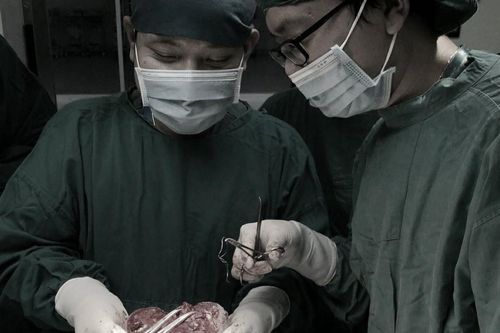 Phẫu thuật cắt khối u nặng một kg cho bé sơ sinh
