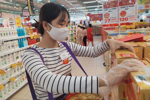 Nhiều sinh viên ở lại TP.HCM, làm thêm xuyên Tết