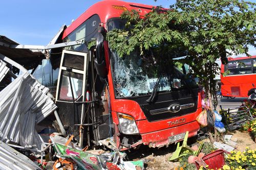Tai nạn giao thông mới nhất hôm nay 5/2: Ô tô khách chở hơn 40 người lao vào quán phở