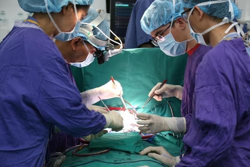 Ghép tim thành công cho bệnh nhân nhỏ tuổi nhất