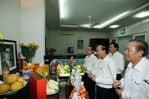 Thủ tướng Nguyễn Xuân Phúc dâng hương tưởng niệm các lãnh đạo tiền bối của Ðảng, Nhà nước