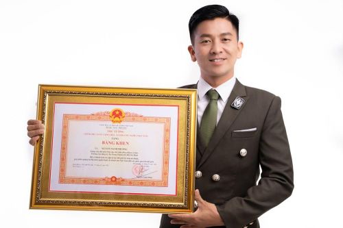 Thầy giáo, ảo thuật gia Nguyễn Phương gây bất ngờ khi nhận bằng khen của Thủ tướng